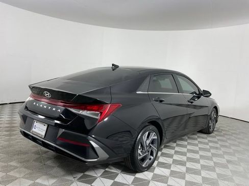 Used 2025 Hyundai Elantra SEL FWD image 5