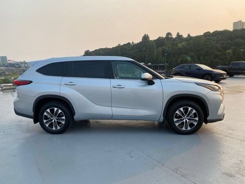 Used 2023 Toyota Highlander XLE AWD/4WD image 2