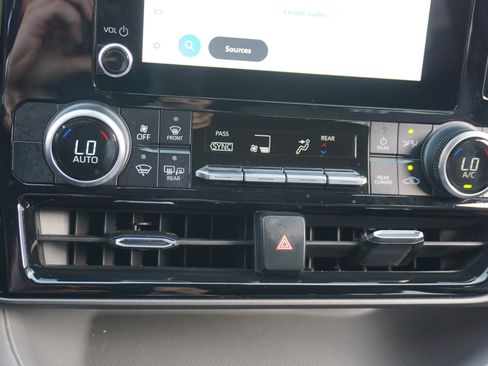 Used 2023 Toyota Highlander LE FWD image 13