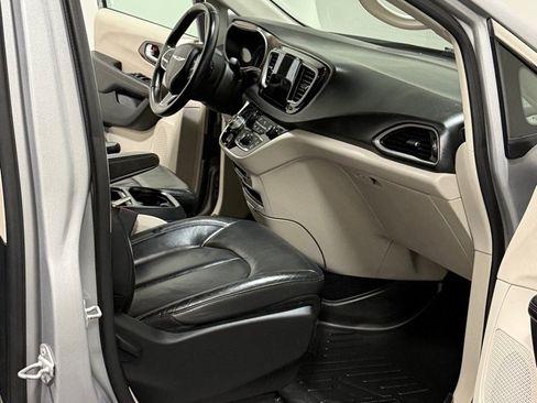 Used 2017 Chrysler Pacifica Touring-L FWD image 12