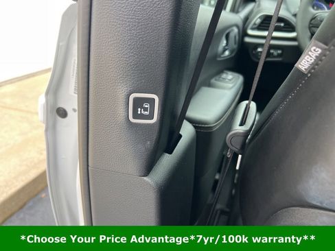 Certified 2025 Chrysler Pacifica Limited image 44