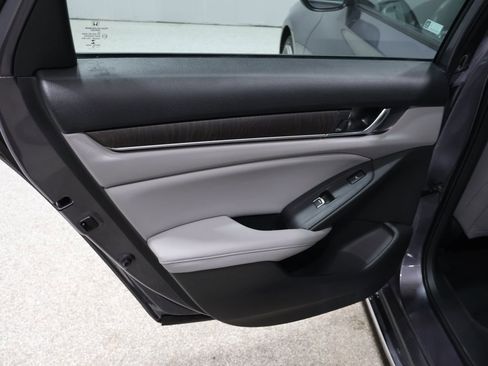 Used 2018 Honda Accord Touring image 19