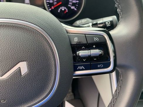 Used 2024 Kia Carnival LX image 30