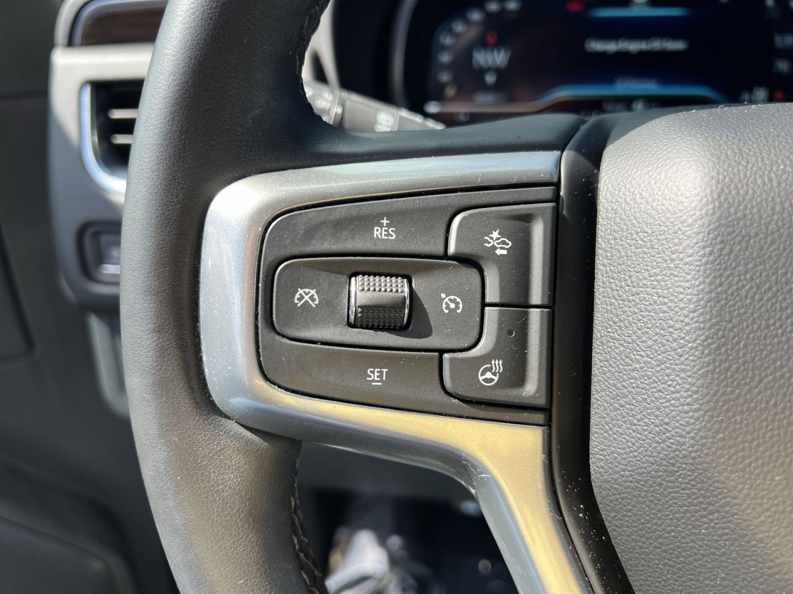 Used 2024 Chevrolet Tahoe Premier AWD/4WD image 30
