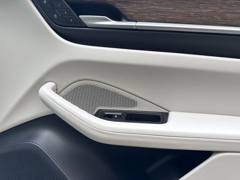 Certified 2025 Porsche Macan Electric RWD image 20