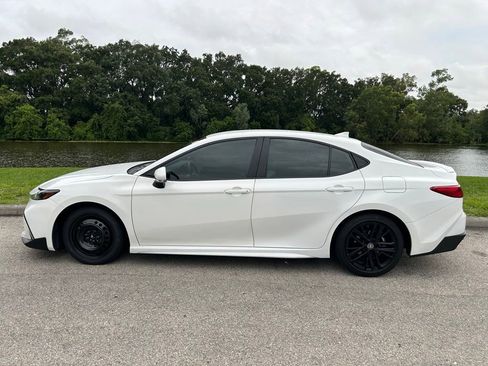 Used 2025 Toyota Camry SE FWD image 3