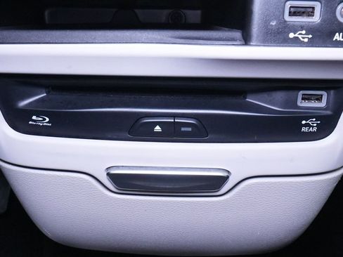 Used 2018 Chrysler Pacifica Touring-L Plus FWD image 35