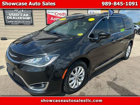 Used 2017 Chrysler Pacifica Touring-L FWD image 1
