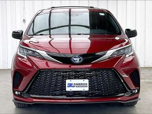 Used 2021 Toyota Sienna XSE w/ XSE Plus Package AWD/4WD image 3