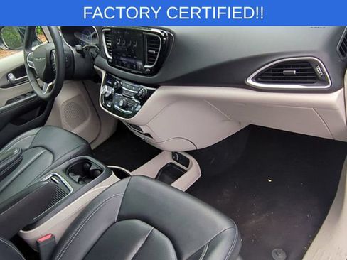 Certified 2024 Chrysler Pacifica Touring-L FWD image 34