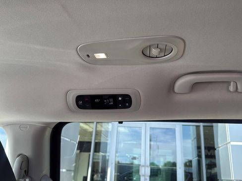 Used 2023 Chrysler Pacifica Touring-L FWD image 18
