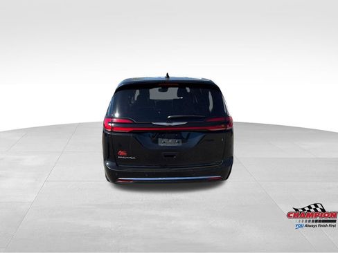 Used 2023 Chrysler Pacifica Touring-L FWD image 10