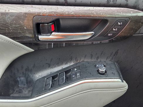 Used 2024 Toyota Highlander Platinum image 32