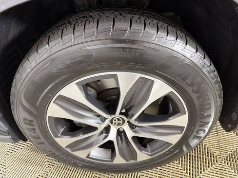 Used 2021 Toyota Highlander XLE image 12