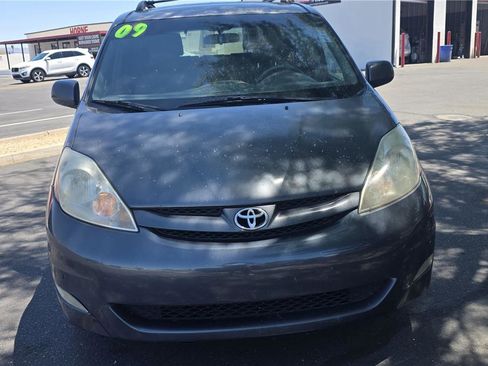 Used 2009 Toyota Sienna XLE FWD image 2