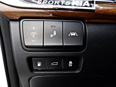 Used 2017 Kia Cadenza Technology image 11