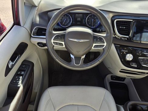 Used 2017 Chrysler Pacifica Touring-L image 12