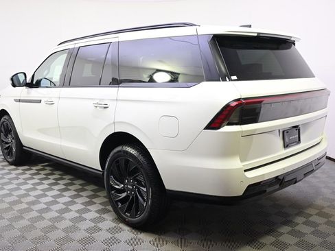 New 2026 Lincoln Navigator Reserve w/ Jet Appearance Package AWD/4WD image 3