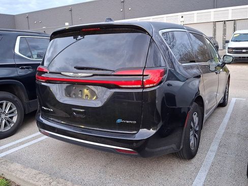 Used 2023 Chrysler Pacifica Touring-L FWD image 4