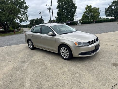 Used 2013 Volkswagen Jetta SE FWD image 2