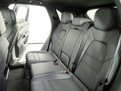 Certified 2023 Porsche Cayenne AWD/4WD image 21