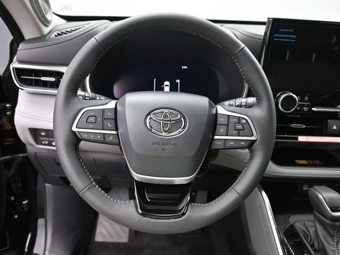 Certified 2026 Toyota Highlander Limited AWD/4WD image 17