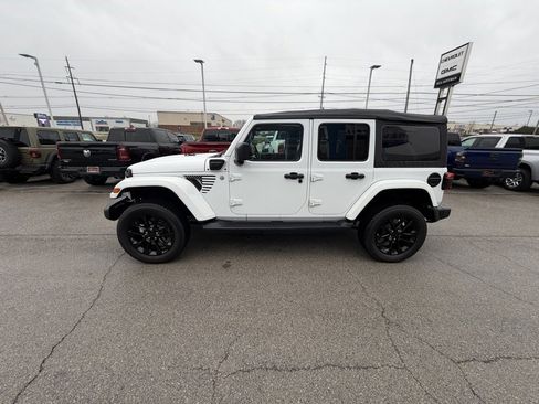 Used 2021 Jeep Wrangler Unlimited Sahara image 2