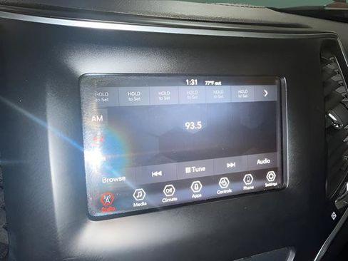 Used 2019 Jeep Cherokee Latitude w/ Cold Weather Group AWD/4WD image 20