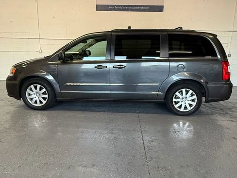 Used 2016 Chrysler Town & Country Touring image 9