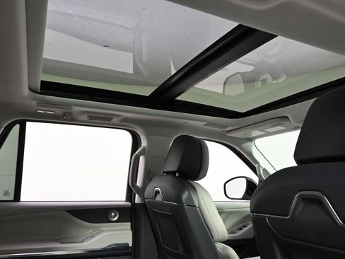 New 2026 Lincoln Navigator Reserve w/ Jet Appearance Package AWD/4WD image 16