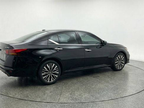 Used 2025 Nissan Altima 2.5 SV FWD image 9