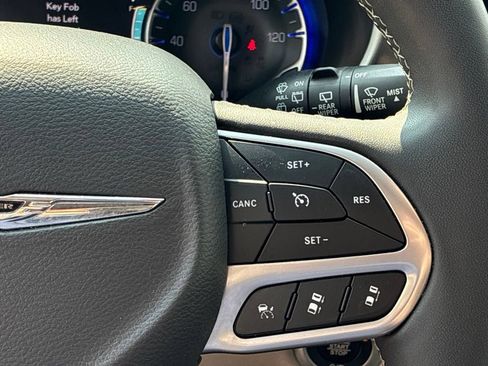 Used 2024 Chrysler Pacifica Touring-L FWD image 27