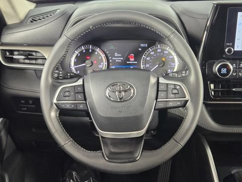 Used 2023 Toyota Highlander LE FWD image 23