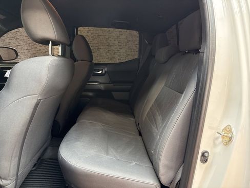 Used 2018 Toyota Tacoma TRD Sport image 13