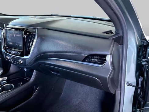 Used 2022 Chevrolet Traverse LT FWD image 18