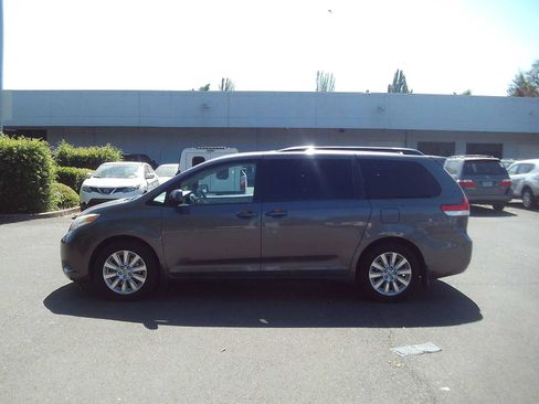 Used 2014 Toyota Sienna LE AWD/4WD image 2