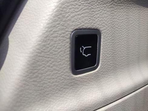 Used 2024 Chrysler Pacifica Touring-L image 45