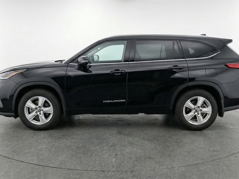 Used 2025 Toyota Highlander LE FWD image 5