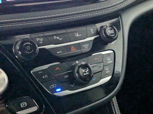 Certified 2023 Chrysler Pacifica Limited FWD image 19
