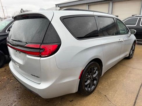 Used 2022 Chrysler Pacifica Limited w/ S Appearance Package image 3