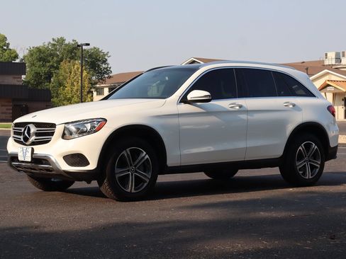 Used 2019 Mercedes-Benz GLC 300 4MATIC w/ Premium Package image 11