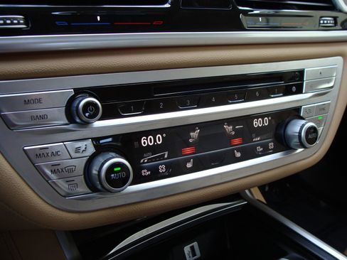 Used 2017 BMW 750i xDrive image 26