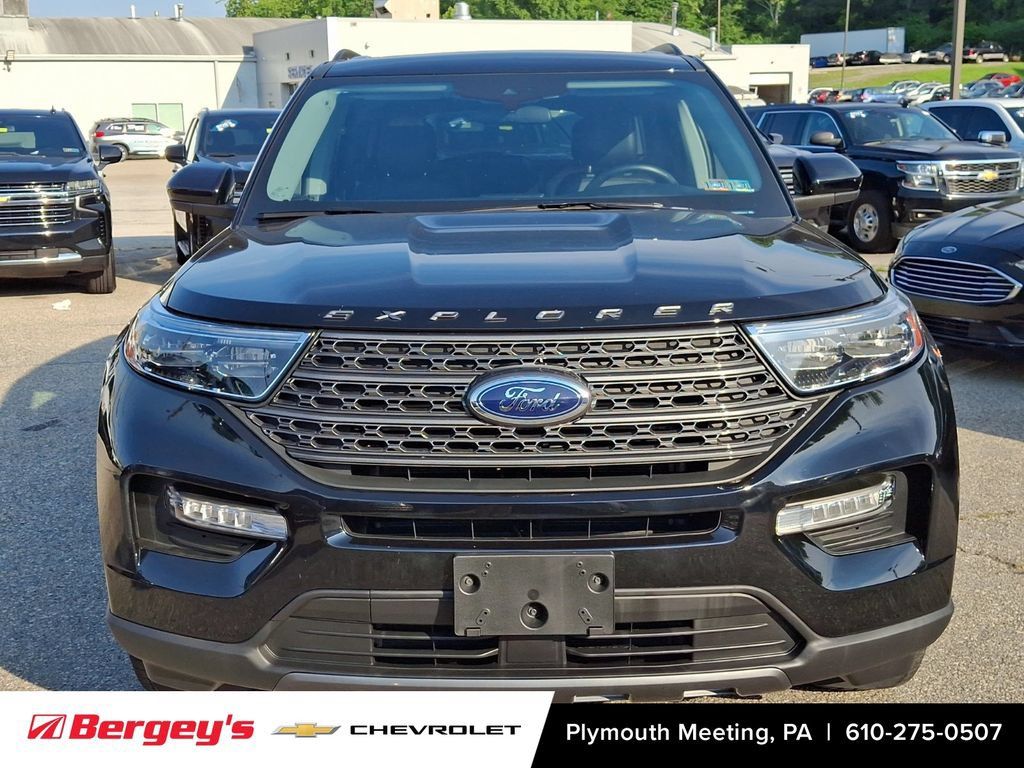 Used 2023 Ford Explorer XLT w/ Equipment Group 202A AWD/4WD image 3