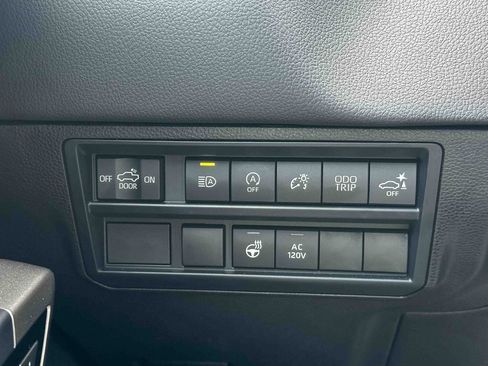 Used 2025 Toyota Tundra Limited AWD/4WD image 36