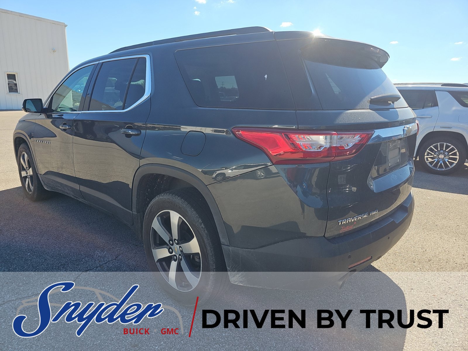 Used 2019 Chevrolet Traverse LT w/ LT Premium Package AWD/4WD image 3