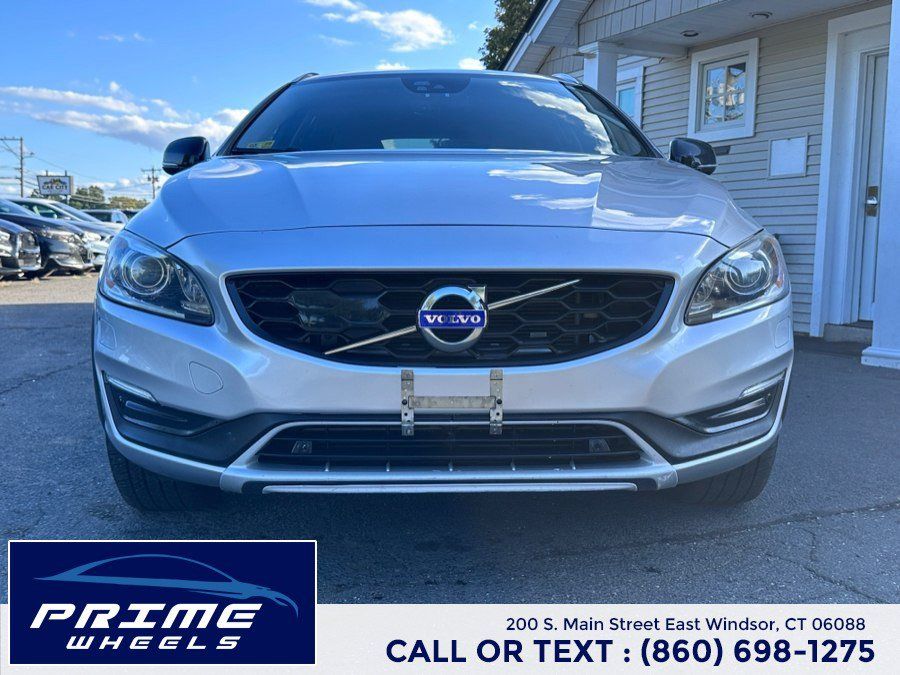Used 2017 Volvo V60 T5 Cross Country Platinum w/ Climate Package AWD/4WD image 2