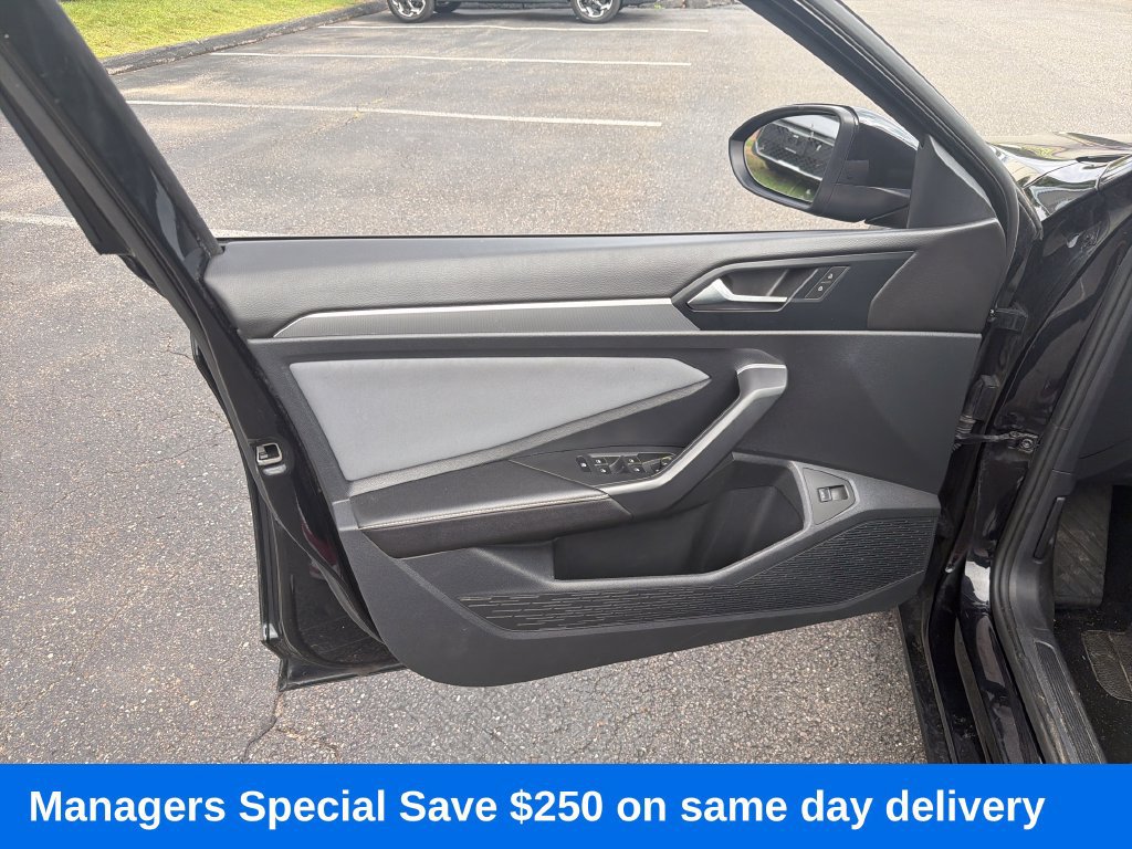 Used 2025 Volkswagen Jetta SE FWD image 11