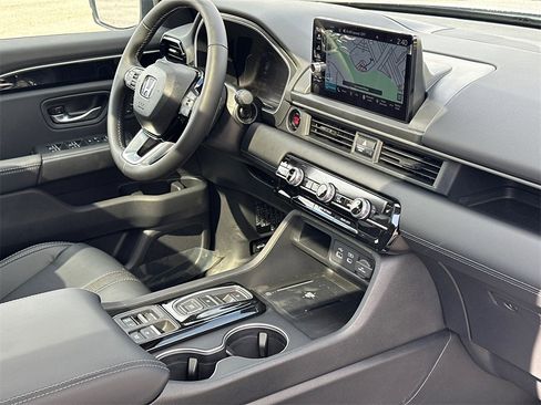 New 2025 Honda Pilot Touring image 8