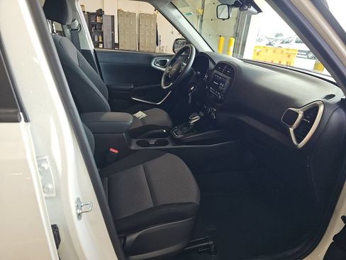 Used 2025 Kia Soul LX w/ LX Technology Package FWD image 7