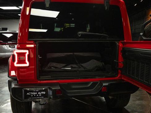 Used 2025 Jeep Wrangler Unlimited Sahara w/ Safety Group image 7